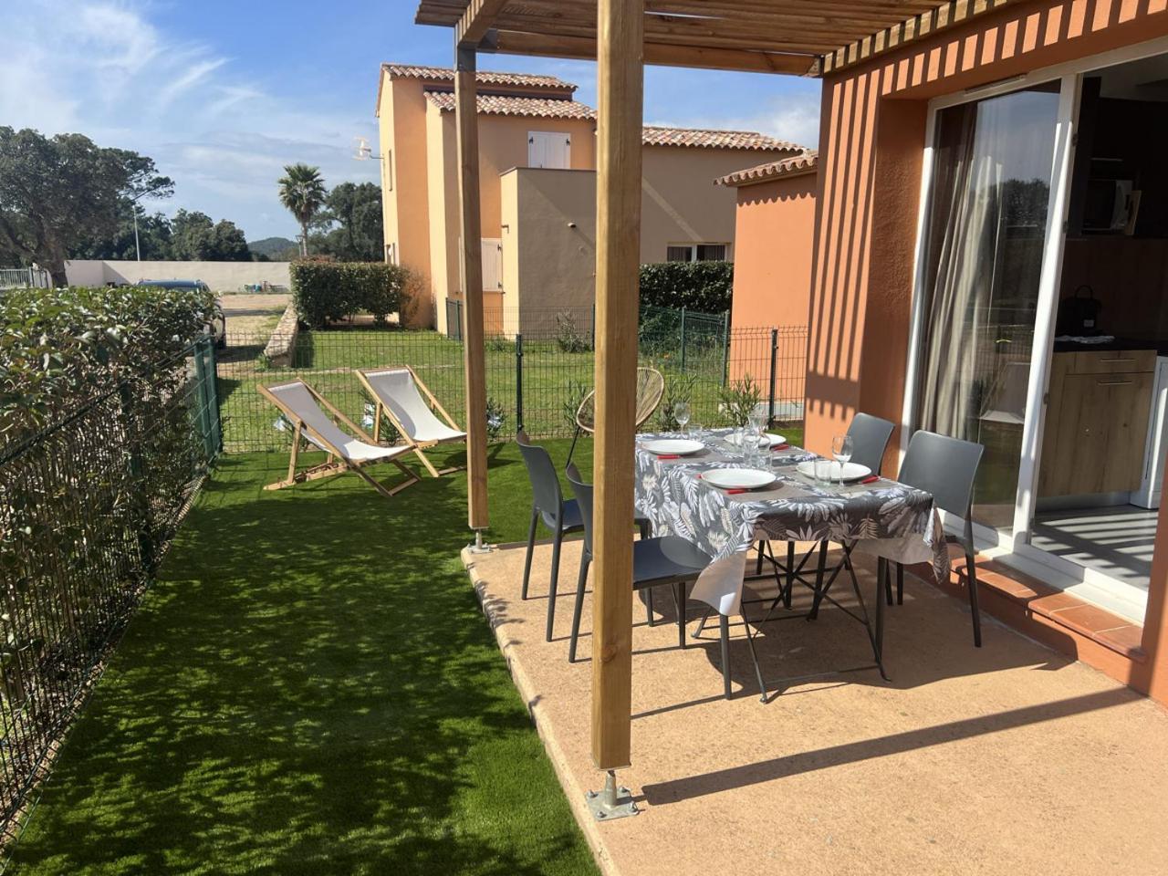 Residence Hoteliere Les Hameaux De Saint Cyprien Appartement 2 Chambres Lecci Exterior photo